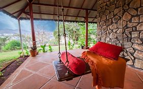 Stayvista'S Retreat On Cloud 9 Homestay - 2Bhk Mountain-View Homestay With Orchard